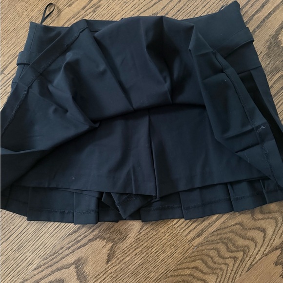 Zara Black Pleated Mini Skort with Buckle Detail - Picture 3 of 4
